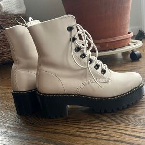 Dr Martens Leona boots bone W10 EU 42